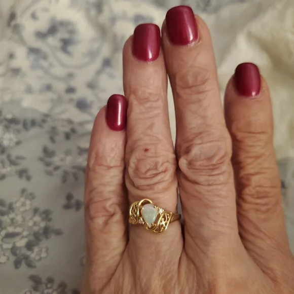 Beautiful dainty opal/diamond ring - Picture 5 of 8